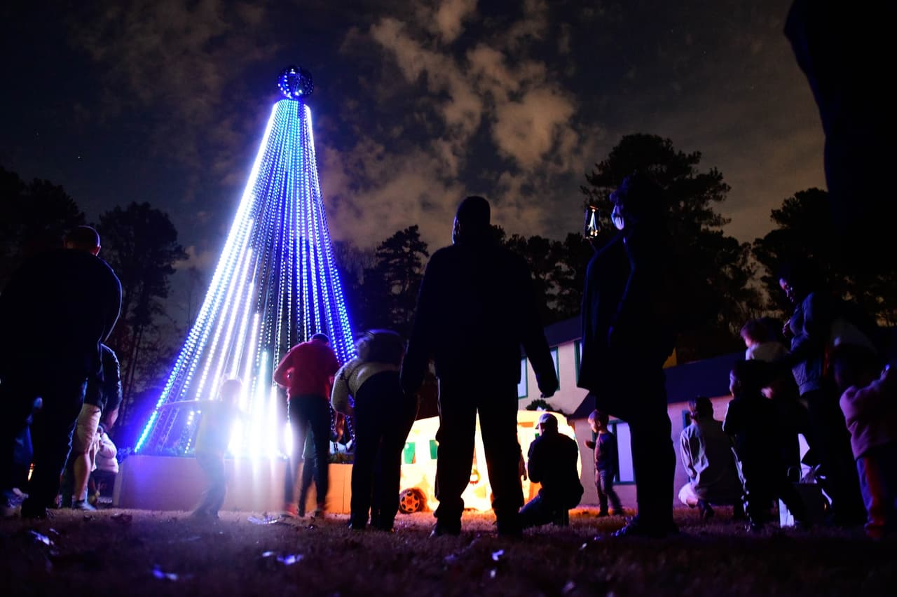 <b>Holiday Lights - Dunwoody</b>
<br>
<b>Fechas</b>: 1 al 31 de diciembre 
<br>
<b>Lugar</b>: Brook Run Park. 4770 N. Peachtree Rd. Dunwoody
<br>
<b>Sitio web</b>: 
<a href="https://www.dunwoodyga.gov/Home/Components/Calendar/Event/8790/72?npage=2">https://www.dunwoodyga.gov/Home/Components/Calendar/Event/8790/72?npage=2</a> 
<br>
<br>Este espectáculo de luces temático de fiesta de esquí incluye una bola de nieve de tamaño gigante, oportunidades para tomarse fotografías, una exhibición de 85,000 luces, una fábrica de nieve artificial y más.