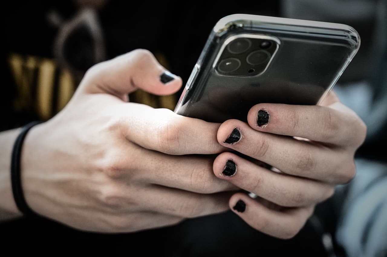 <h2 class="cms-H2-H2">UNIÓN EUROPEA</h2>
<br>
<br>El Parlamento Europeo, la Comisión Europea y el Consejo de la Unión Europea han impuesto prohibiciones de TikTok en los dispositivos del personal. La prohibición del Parlamento Europeo, anunciada el martes, entra en vigencia el 20 de marzo. Recomienda también a los eurodiputados y a sus funcionarios que eliminen la aplicación de sus dispositivos personales.
<br>
