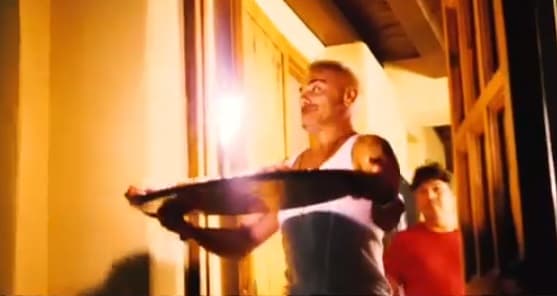 Hasta una enorme tarta de cumpleaños le tenía preparada Vacchi al cantante cubano por su cumple 39.