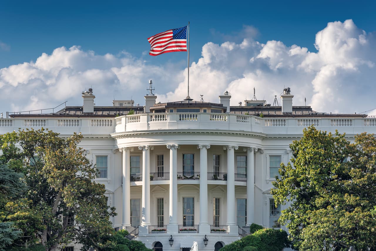<h3 class="cms-H3-H3">1. La Casa Blanca, Distrito de Columbia</h3>
<br>
<br>🏞️ 
<b>Cambio en las visitas de 2020 a 2021: </b>-87.6%
<br>
<br>🏞️ 
<b>Visitas en 2021: </b>14,205
<br>
<br>🏞️ 
<b>Visitas en 2020: </b>114,519
<br>