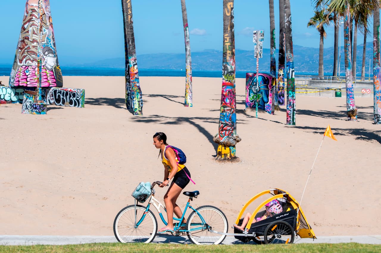 Desde allí puedes tomar el recorrido al borde del océano. Hacia el norte puedes llegar hasta Santa Mónica y la dirección sur te llevará incluso hasta Redondo Beach.