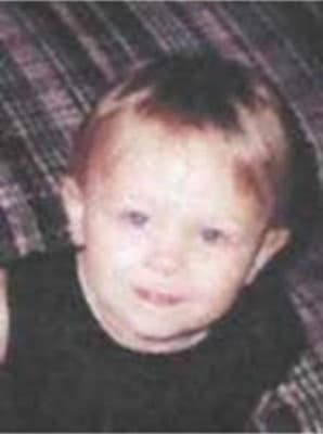 <h3 class="cms-H3-H3">Shaina Ashley Kirkpatrick</h3>
<br>
<br>La pequeña Kirkpatrick 
<a href="https://www.fbi.gov/wanted/kidnap/shaina-ashley-kirkpatrick" target="_blank">desapareció junto con su hermana</a> Shausha Latine Henson el pasado 4 de abril de 2001, con tan solo 3 años, mientras iba en camino a Sacramento, California. 
<br>
<br>Dos días después las autoridades encontraron el cuerpo de la madre de las menores a las afueras de Fernley, Nevada. 
<br>
<br>La agencia recuerda que Shaina -quien hoy tiene 23 años- tiene una marca de nacimiento en forma de triángulo en la parte posterior de la cabeza.
