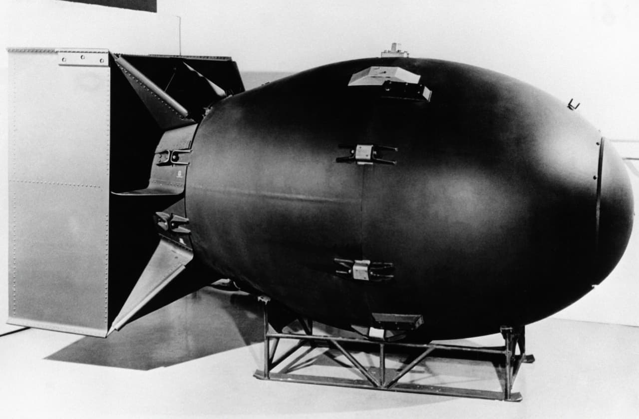 <b>¿Qué son las armas nucleares con las que amenaza Corea?</b>
<br>Un arma nuclear es un dispositivo explosivo cuya 
<b><a href="http://www.aasc.ucla.edu/cab/200708230002.html">fuerza destructiva se deriva de una reacción que es nuclear</a></b> y no química. Una reacción nuclear libera alrededor de un millón de veces más energía que una reacción química por mecanismos como la fisión, la fusión, el uso de uranio o plutonio.