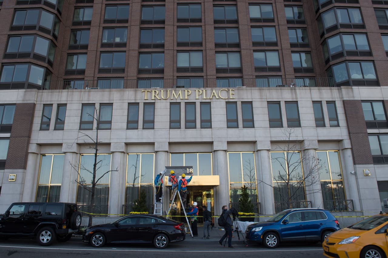 Más de 600 personas firmaron la petición 
<i>online</i> antes de las elecciones para que se cambie la denominación del edificio que no pertenece al magnate inmobiliario pero tiene su nombre: 
<i>Trump Place</i>. 
<b><a href="https://www.change.org/p/dump-the-trump-name" target="_blank">La iniciativa fue impulsada por varios vecinos</a></b>.