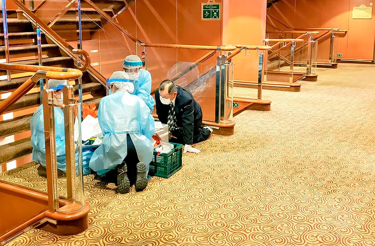 Los médicos han realizado 273 pruebas sobre las más de 3,700 personas que están a bordo después de que fuera detectada la enfermedad en un hombre que había descendido del buque en Hong Kong en enero.