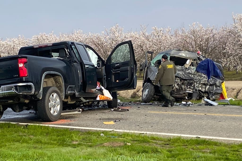 Identifican a conductor de camioneta que chocó de frente con van de campesinos