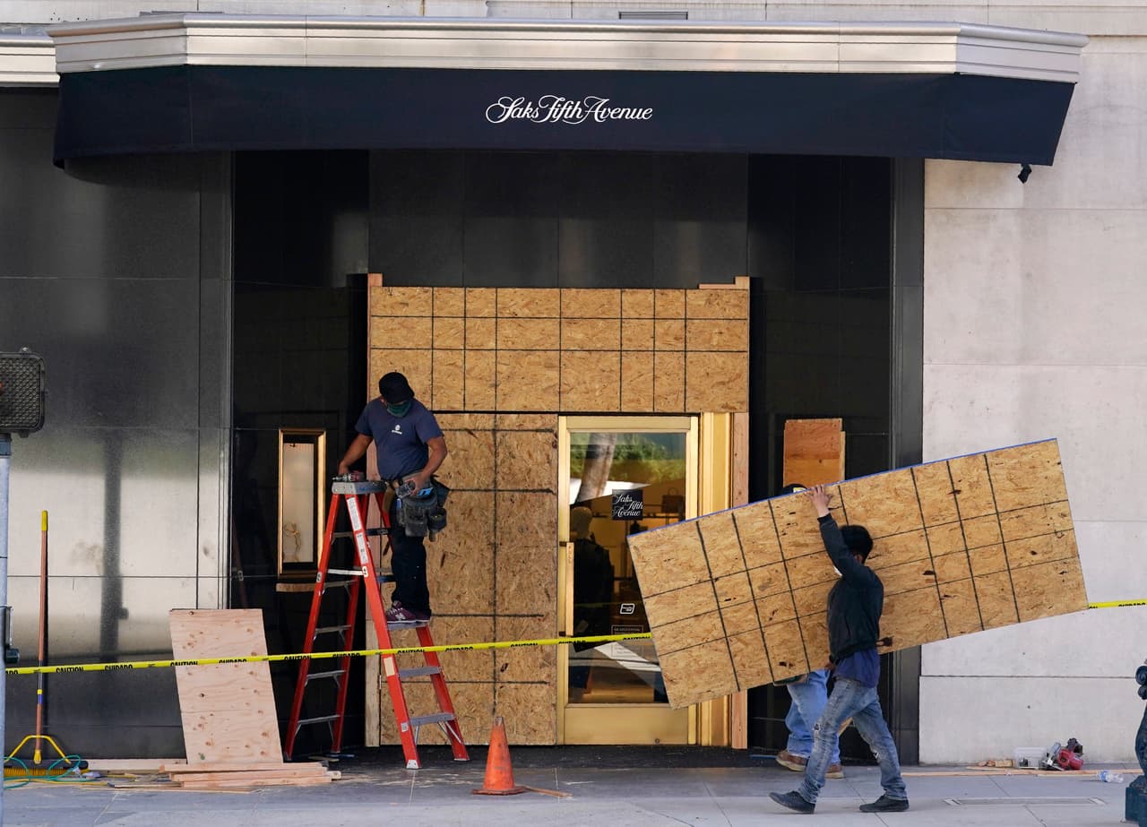 Sin embargo, a raíz de las protestas contra la brutalidad policial y el racismo, grupos violentos desataron el caos robando mercancía y destruyendo locales comerciales en varias ciudades del sur de California.