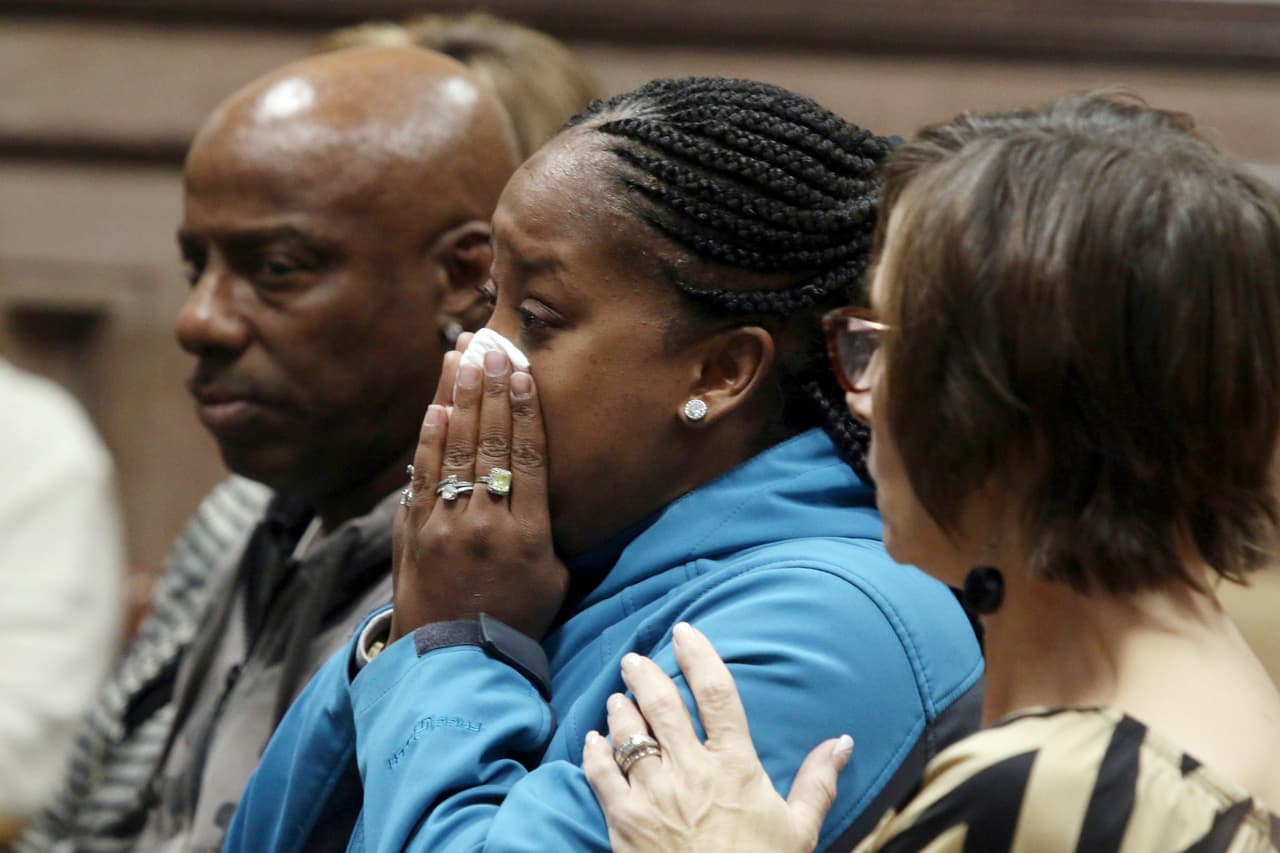 <b>A <a href="https://www.nytimes.com/2017/10/26/us/transgender-iowa-murder-trial-kedarie-johnson.html">Kedarie Johnson</a>, de 16 años</b>, su madre Katrina Johnson lo describía como 
<i>gender fluid: </i>a veces usaba peinados y ropa femenina. ¿Su destino? Morir sofocado con una bolsa de plástico tras recibir varios disparos y desangrarse, tras un encuentro sexual en el que los atacantes descubrieron que su sexo biológico era masculino. En la foto, su madre Katrina explota en llanto luego de que el jurado declarara culpables a los asesinos: Jorge Sanders-Galvez y su primo.