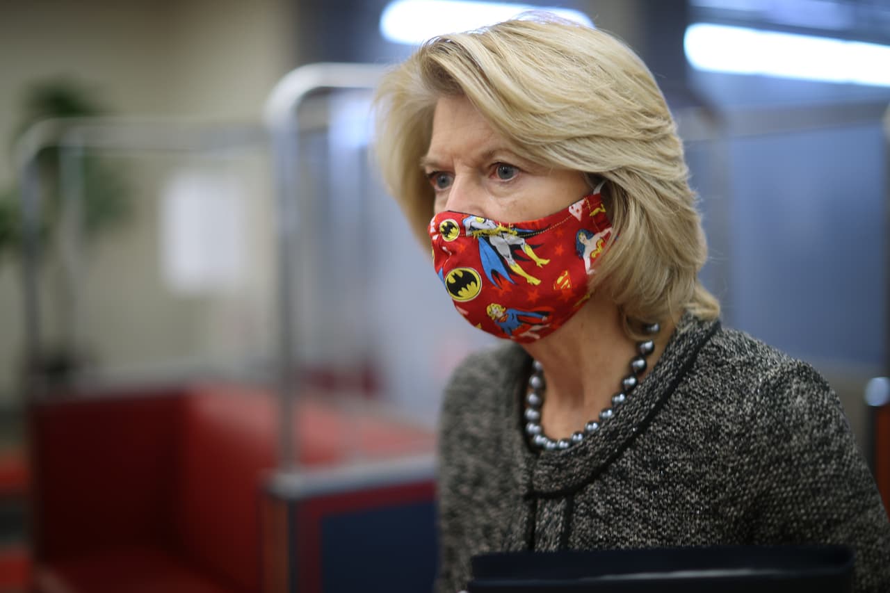 La senadora 
<b>Lisa Murkowski</b>, republicana por 
<b>Alaska</b>, dijo que estaba "enojada" y "perturbada" después de ver los videos presentados por los administradores del juicio político.