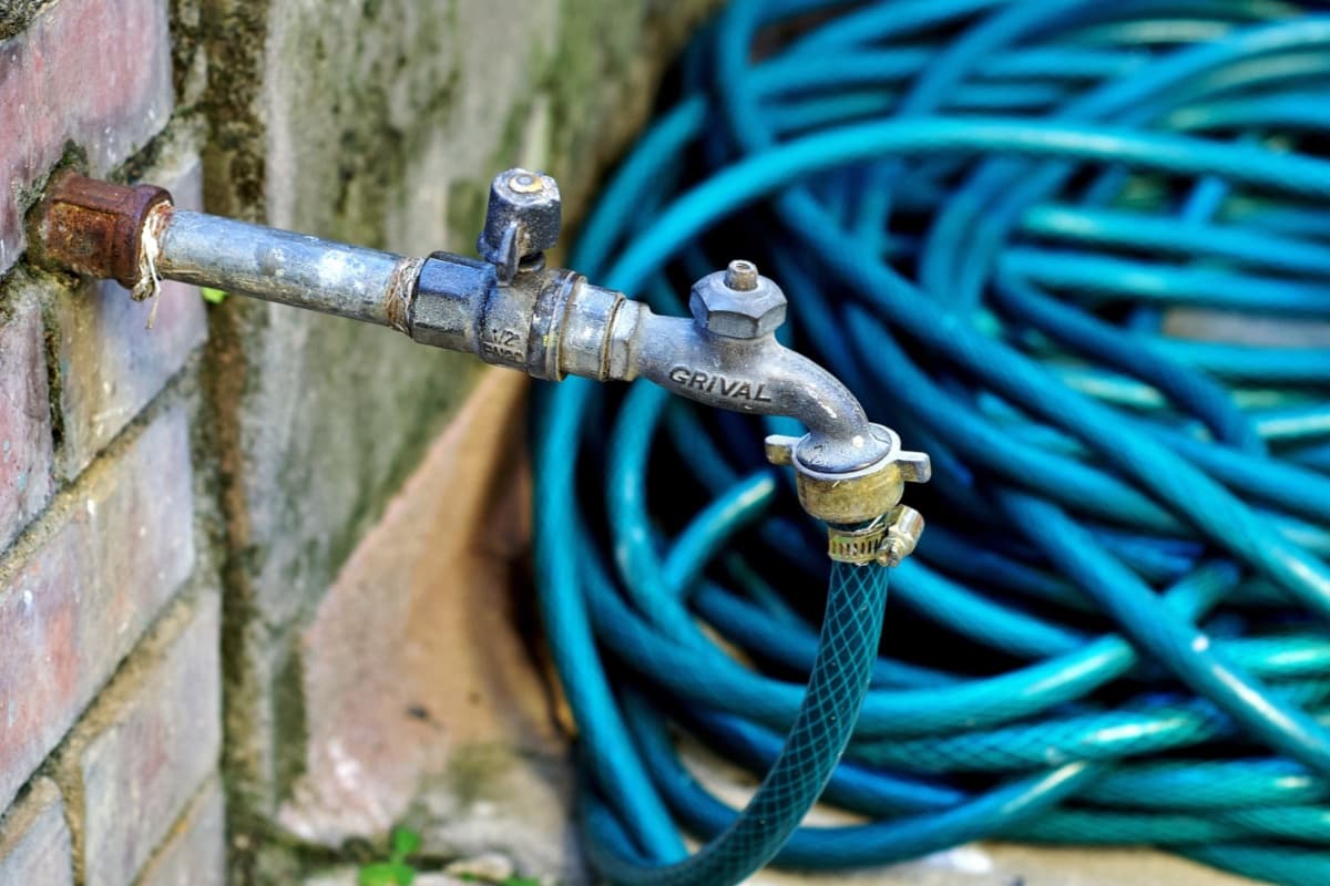 <b>Retire, drene y guarde las mangueras utilizadas al aire libre</b>. Cierre las válvulas interiores que alimentan la manguera exterior. Mantenga la válvula exterior abierta para que el agua que quede en la tubería pueda expandirse sin que la tubería se rompa.