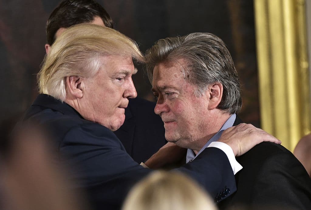 Steve Bannon, de 63 años de edad y exasesor clave del presidente 
<a href="https://www.univision.com/temas/donald-trump" target="_blank">Donald Trump</a> ha sido acusado de haber perpetrado un fraude con el dinero de miles de donantes que contribuyeron en una campaña para financiar la construcción de un muro privado en la frontera, 
<a href="https://www.justice.gov/usao-sdny/pr/leaders-we-build-wall-online-fundraising-campaign-charged-defrauding-hundreds-thousands" target="_blank">informó</a> la oficina de la Fiscalía del Distrito Sur de Nueva York.
<br>
<br>Bannon se declaró no culpable ante el juez que le impuso una fianza de cinco millones de dólares y le prohibió abandonar el país. 
<br>
<br>El gurú político de Trump y antiguo jefe estratega dejó la Casa Blanca en 2017.