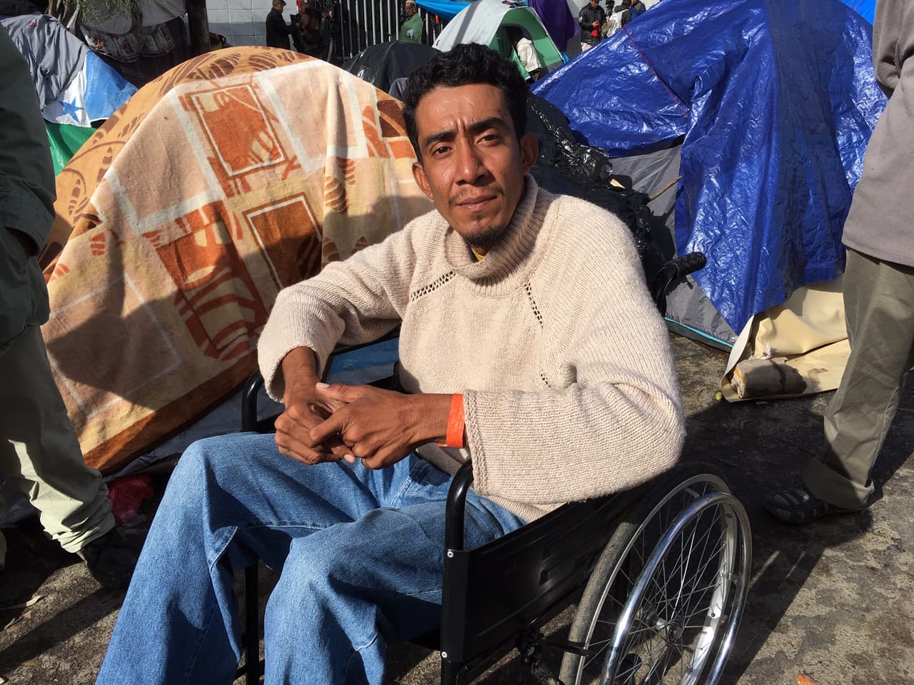 <b>El migrante en silla de ruedas.</b> El 15 de octubre partió de su natal Honduras apoyado por un par de muletas, pero en la Ciudad de México no pudo más. Desde entonces, Rafael Peralta, de 33 años, usa una silla de ruedas. Cuenta que nació con una malformación en los pies, que era campesino y que su objetivo es trabajar en un restaurante en Estados Unidos. 
<b>"Yo le diría al presidente Trump que no nos juzgue. Él dice que somos pandilleros, asesinos… Cómo voy a ser eso, así como estoy",</b> advierte.