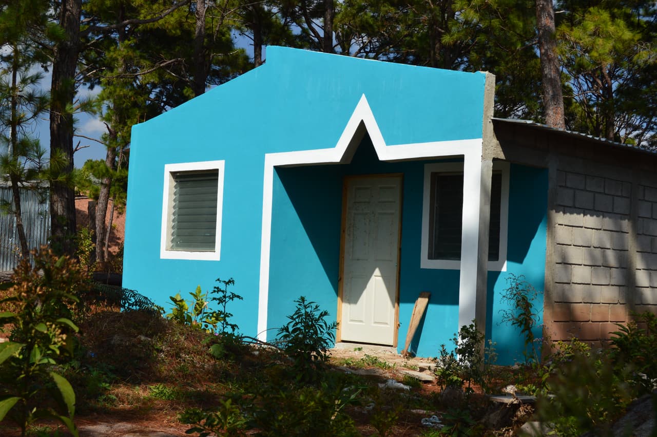 Una casa construida con fondos del programa del gobierno hondureño 'Vida Mejor'. Cuando Hernández asumió la presidencia en 2014, las familias rurales se convirtieron en el centro de atención y el programa se colocó bajo el paraguas de 'Vida Mejor' junto con una gran expansión de los programas de asistencia directa. Foto de Jeff Ernst