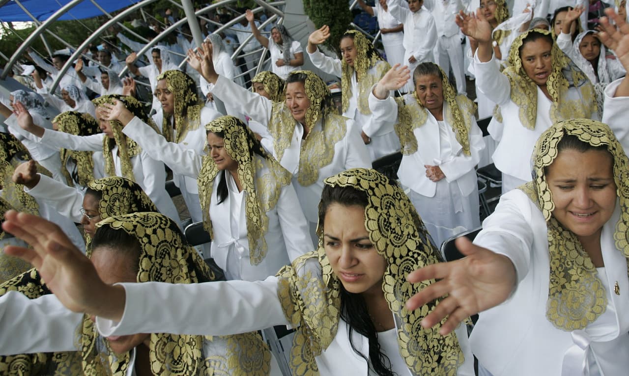 A través de su vocero, la congregación religiosa 
<a href="https://www.univision.com/local/san-francisco-kdtv/noticias/criminalidad/las-hacian-desvestir-para-tomarles-fotos-acusan-al-lider-de-la-iglesia-la-luz-del-mundo-por-abuso-sexual-de-menores" target="_blank">calificó las acusaciones como "falsas"</a> y dijo que se trata de un intento de "difamar" a su apóstol. 
<b>"Negamos categóricamente esos cargos. Lo conocemos personalmente y es un hombre honesto y honorable"</b>, dijo David Correa en una entrevista telefónica con la agencia AP.