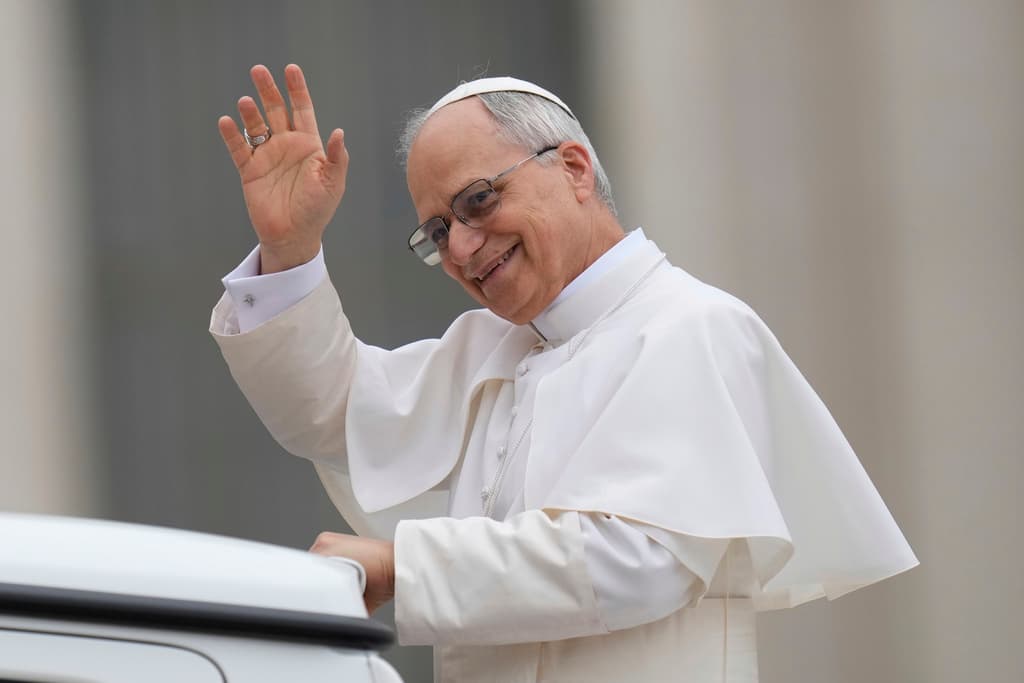 El papa León XIV a su llegada a la Plaza de San Pedro este miércoles, para su primera audiencia general.