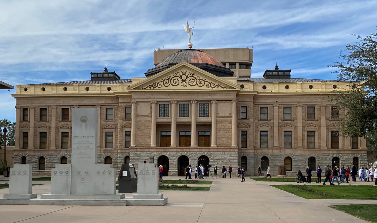 Una decena de propuestas de restricción al aborto son respaldadas por republicanos en la Legislatura de Arizona