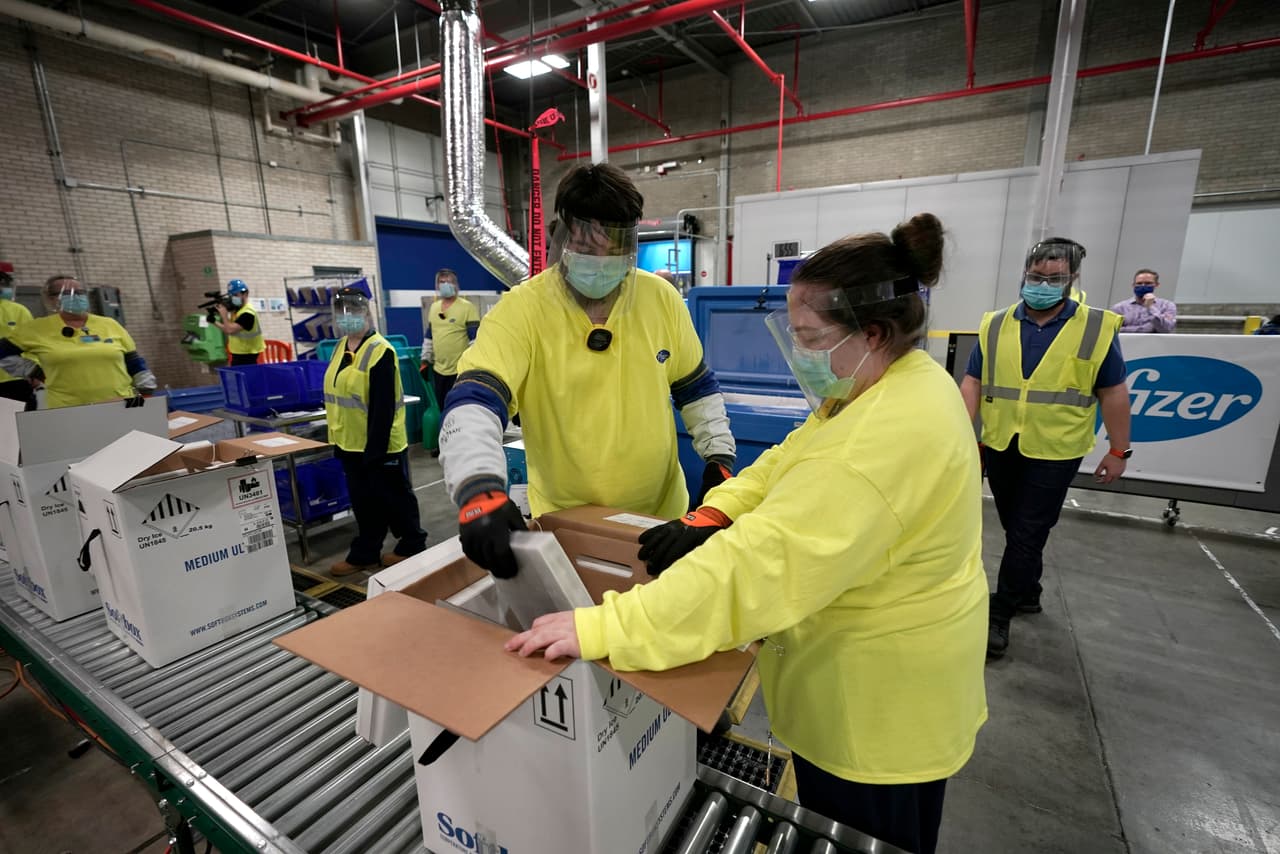 Según dijeron funcionarios este sábado, los primeros cargamentos de la vacuna irán llegando poco a poco a 145 centros de distribución este lunes, mientras otros 425 centros las recibirán el martes y otros 66 el miércoles.