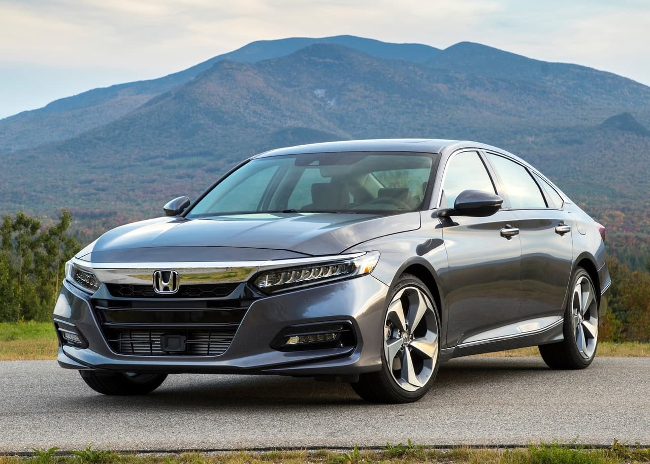 <h3 class="cms-H3-H3"><b>Honda Accord – 33 mpg</b></h3>
<br>
<br>El Honda Accord ofrece un consumo de 30 mpg en ciudad, 38 mpg en carretera y 33 mpg en trayecto combinado. Monta un motor de cuatro cilindros turbo capaz de entregar 192 caballos de fuerza y se encuentra relacionado a una transmisión automática CVT. El Accord tiene una autonomía de 488 millas por tanque y es uno de los modelos más seguros del mercado al ser parte de la lista Top Safety Pick+ del Instituto de las Aseguradoras para la Seguridad Vial (IIHS). Su precio inicial es de $25,965.
<br>