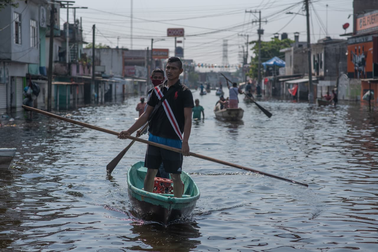 Luego de semanas de precipitaciones, 
<b>varias poblaciones de Tabasco se declararon en "alerta máxima" el 23 de noviembre</b> y fueron evacuadas tras el desbordamiento del río Usumacinta, el más caudaloso de México, que ya rebasó los niveles históricos alcanzados en 2008. Según las autoridades, el río tiene "tendencia a seguir incrementando" su volumen de agua. En la fotografía la inundación en Villahermosa, el 11 de noviembre.
<br>