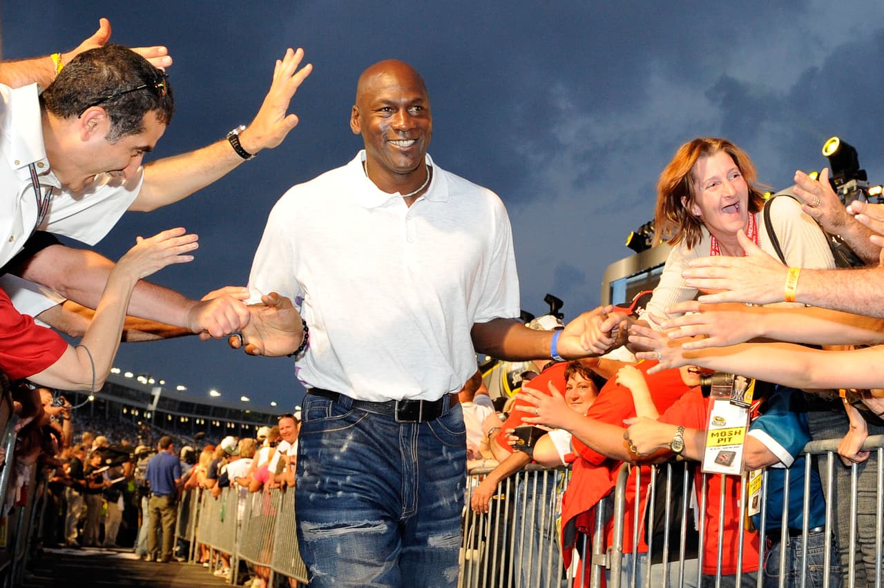 <b>Michael Jordan, leyenda del baloncesto.</b> En octubre de 1991, el jugador de los Bulls de Chicago decidió pasar tiempo con su familia en lugar de reunirse con el presidente George H.W. Bush en la Casa Blanca. "Como saben, mis horarios han sido muy agitados. Ustedes me han visto, he estado en todas partes y porque elijo tomar mis tres días privados en algún lugar, nadie puede juzgarme", dijo, según un reporte citado por
<a href="https://www.washingtonpost.com/sports/these-12-professional-athletes-have-refused-to-visit-the-white-house/2019/11/04/144c79f4-a177-11e9-bd56-eac6bb02d01d_gallery.html"> <i><u>The Washington Post</u></i></a>. "¿Cómo puedo faltarle el respeto al presidente cuando elijo pasar tiempo con mi familia?", agregó.