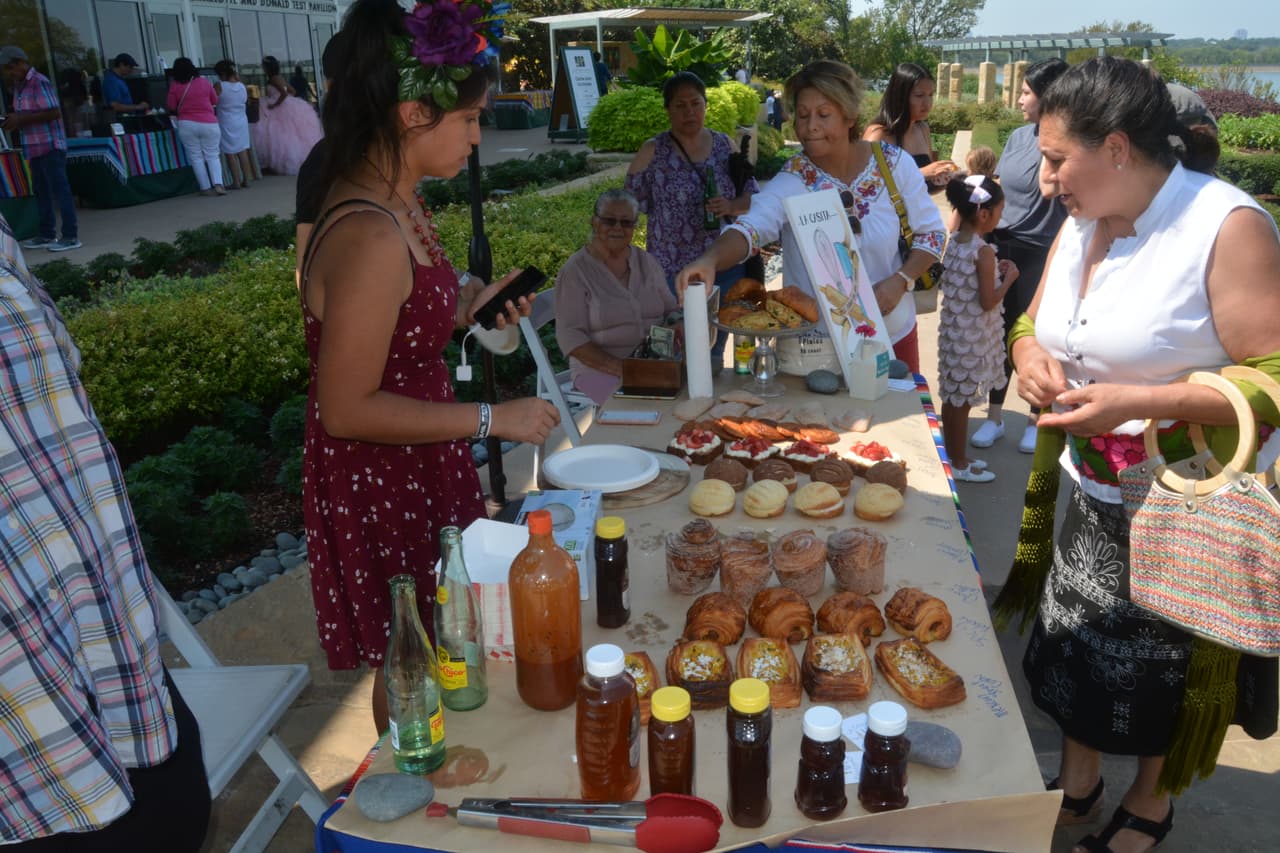Si estás interesado en participar como vendedor en este festejo puedes aplicar dando
<a href="https://www.dallasarboretum.org/events-activities/hispanic-heritage-celebration/ " target="_blank">click a este enlace</a>.