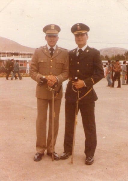 Amadís Jiménez, el día de su graduación de Sub Teniente con un compañero de curso.
