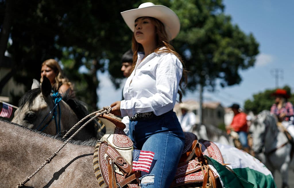 Como en los viejos tiempos, hombres y mujeres subieron a sus caballos para recorrer las calles de Paramount y Compton pidiendo 
<b>solidaridad con la comunidad inmigrante</b> de los Estados Unidos.