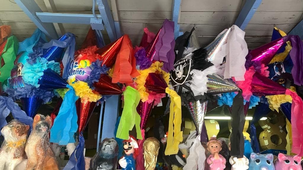 Y entre sus piñatas no se podían olvidar de uno de los equipos favoritos de los californianos: Raiders.
