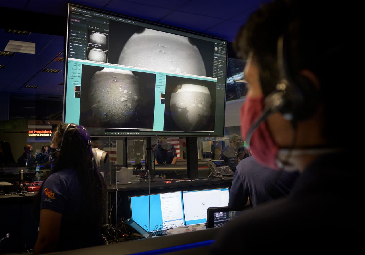 <b>Sobre Marte y funcionando.</b> Aunque en blanco y negro y a baja resolución, las primeras fotos confirmaron a los científicos de NASA que el 
<i>rover</i> se encuentra en buen estado después de la violenta entrada a la atmósfera marciana. Una de sus primeras tareas será crear imágenes panorámicas que permitirán al equipo de la misión comprender completamente los alrededores del lugar donde se encuentra.