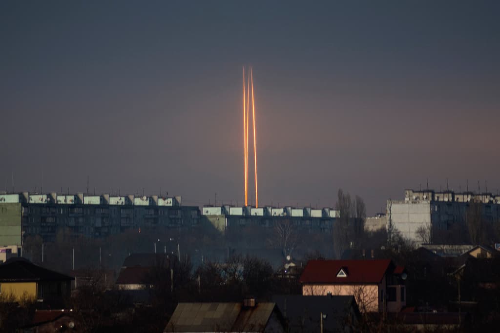 Tres cohetes rusos lanzados contra Ucrania desde la región rusa de Belgorod, al amanecer del jueves 9 de marzo de 2023, en Járkov, Ucrania.