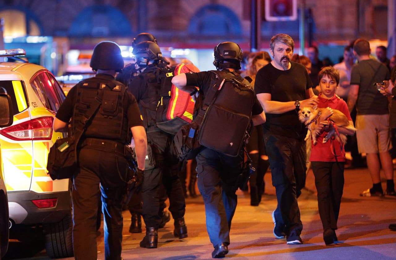 Cientos de personas evacuaron el recinto en medio de escenas de pánico.
<br>