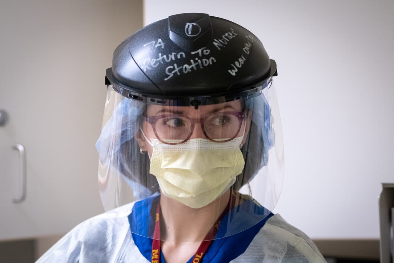 Otro punto importante en estas prácticas está relacionada con la protección del personal médico, que forman la primera línea de combate del coronavirus. Por ello, cada miembro del equipo debe estar protegido para evitar exponerse al virus, mientras atienden a pacientes con 
<a href="https://www.univision.com/local/los-angeles-kmex/coronavirus/recursos">covid-19</a>.