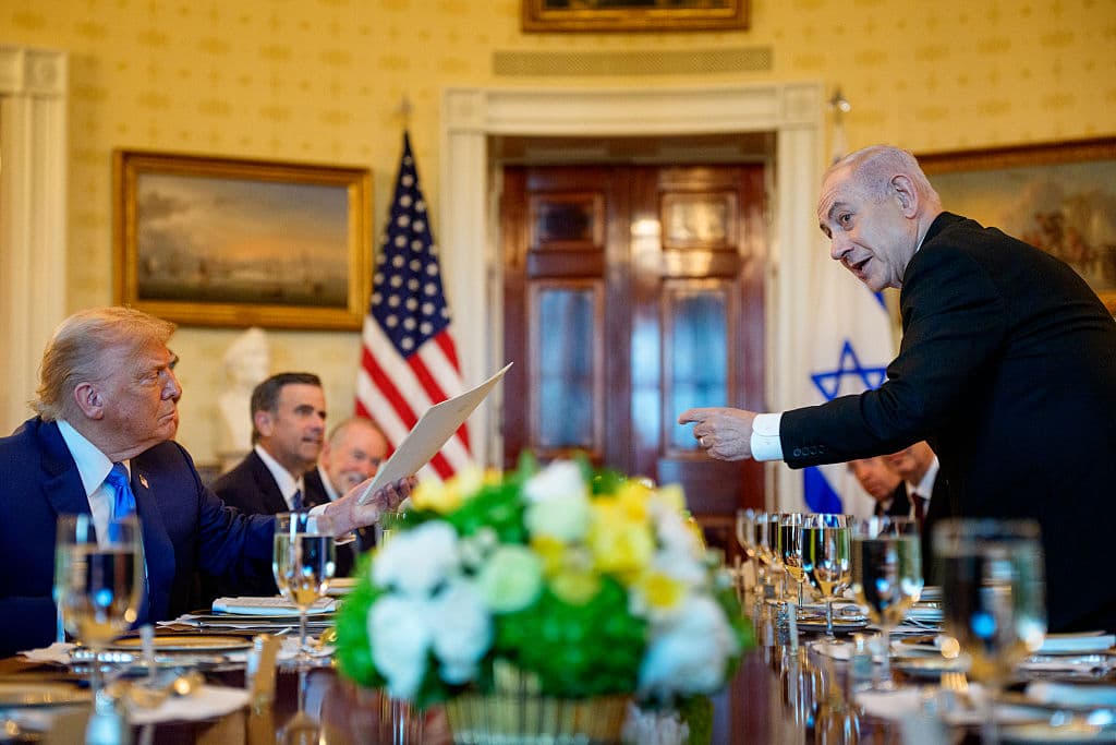 Netanyahu le entregó a Trump la carta por la que, dijo, lo había nominado al Premio Nobel de la Paz. (Photo by Andrew Harnik/Getty Images)