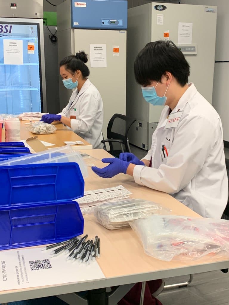 Los vacunados deberán regresar en 17 a 20 días para recibir un refuerzo. Las vacunas llegan en momentos que autoridades de Austin contemplan un toque de queda debido al aumento drástico de casos de coronavirus y hospitalizaciones en la región.
