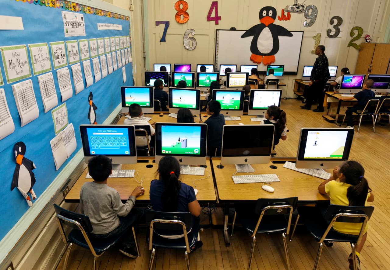 Actividades para estudiantes de primaria, secundaria y superior:
<a href="https://academy.cs.cmu.edu/coronavirus2020" target="_blank">Carnegie Mellon University</a>, 
<a href="https://scratch.mit.edu/" target="_blank">Scratch</a>, 
<a href="https://www.dkfindout.com/us/" target="_blank">DK Find Out!</a>, 
<a href="https://www.abcya.com/" target="_blank">ABCya</a>, 
<a href="https://www.stmath.com/coronavirus" target="_blank">STMath</a>, 
<a href="https://listenwise.com/" target="_blank">Listenwise</a>, 
<a href="https://nature.disney.com/movies" target="_blank">Disney Nature</a>, 
<a href="https://www.prodigygame.com/" target="_blank">Prodigy Math</a>, 
<a href="https://www.commonlit.org/en/texts" target="_blank">Commonlit</a>, 
<a href="https://about.zearn.org/distance-learning" target="_blank">Zearn.org</a>, 
<a>Curriculm Associates</a>, y 
<a href="https://www.codecademy.com/" target="_blank">Codeacademy</a>. 
<br>