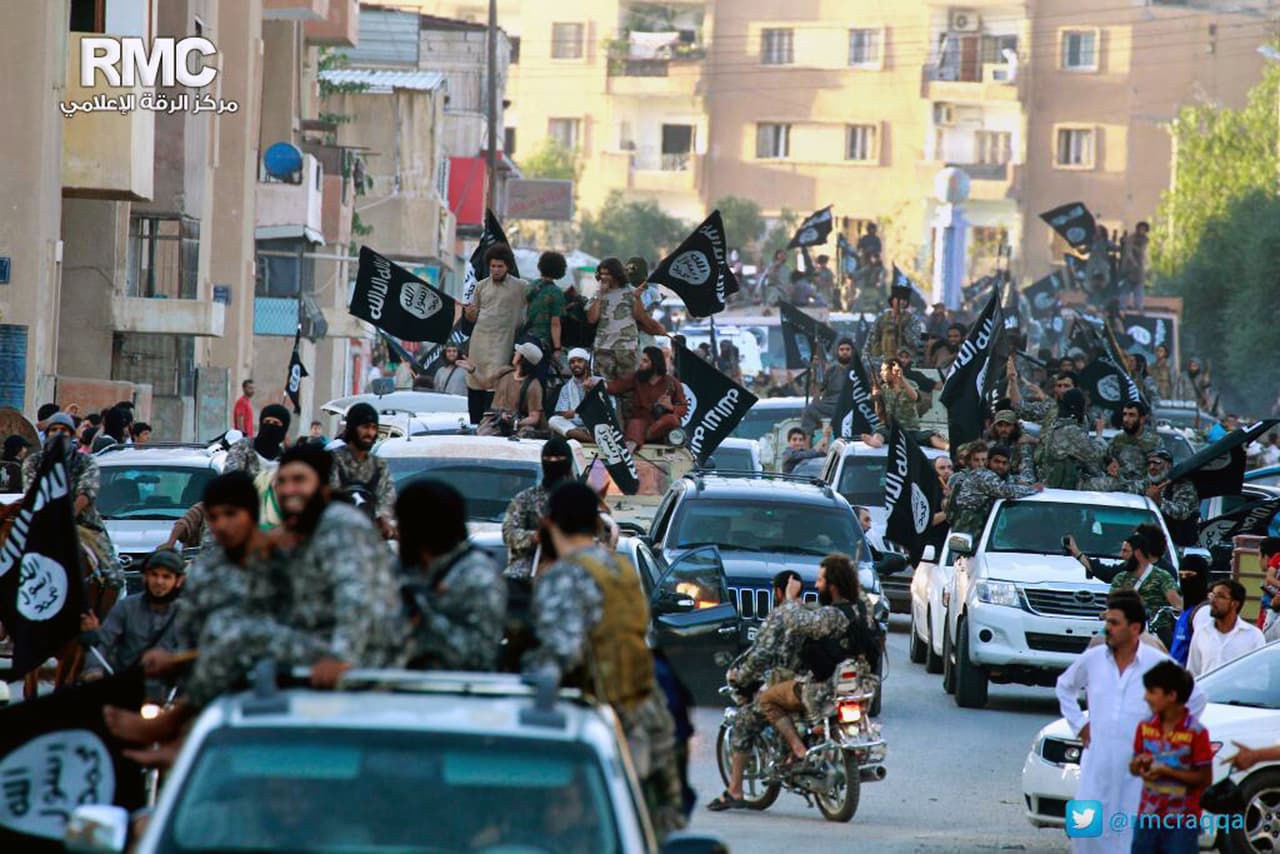 Esta fotografía de miembros ISIS celebrando la ocupación de Raqqa fue publicada en junio de 2014 por la agencia de prensa del grupo rebelde. Entonces los edificios de la ciudad que muestra la imagen no parecen todavía afectados por las batallas.