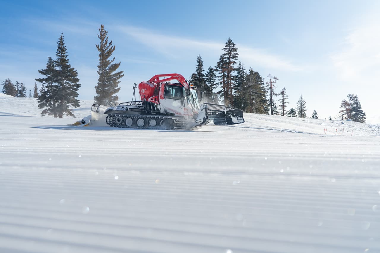 Nieve continúa cayendo en el área de Tahoe y rompe récords históricos