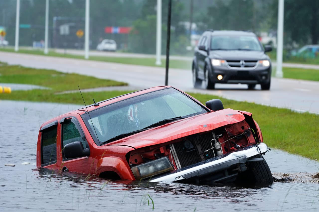 Un vehículo abandonado en Bay Saint Louis, Mississippi. El huracán de categoría 4 con vientos de 230 kilómetros por hora (150 millas por hora) tocó tierra la misma fecha en que el 
<a href="https://www.univision.com/entretenimiento/fotos-curiosas/10-imagenes-de-katrina-que-nunca-olvidaremos-fotos">huracán Katrina</a> devastó Louisiana y Mississippi 16 años antes, llegando a tierra a unas 45 millas (72 kilómetros) al oeste de donde Katrina, de categoría 3, golpeó tierra por primera vez.