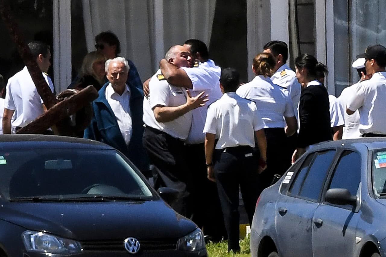 En la base naval no solo había familiares. También lloraban los compañeros de los tripulantes del submarino y se abrazaban para reconfortarse con la noticia de la explosión en una zona cercana al Golfo San Jorge, donde supieron de ellos por última vez. (Eitan Abramovich/AFP/Getty Images)