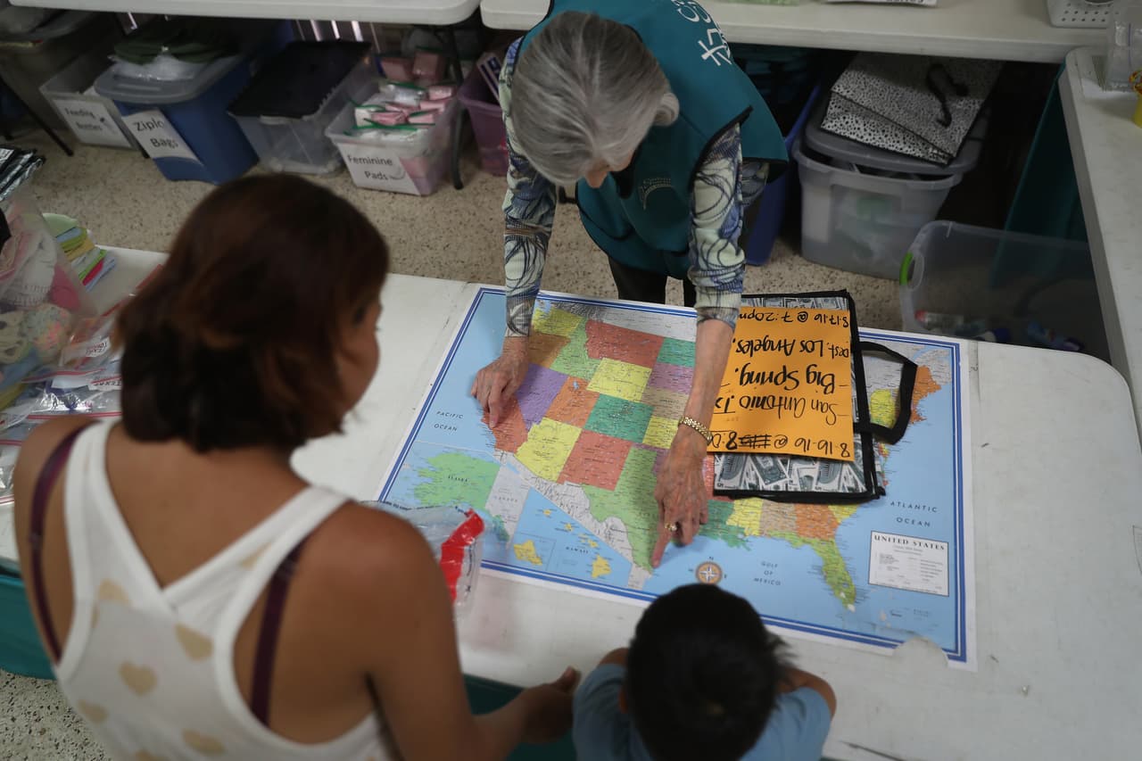 El gobierno de Obama ha deportado a mas de 2.7 millones de inmigrantes indocumentados esde enero de 2009. En la foto, una familia salvadoreña recibe instrucciones de viaje en el centro de ayuda a inmigrantes de la Iglesia Católica del Sagrado Corazón, el 15 de agosto en McAllen, Texas.