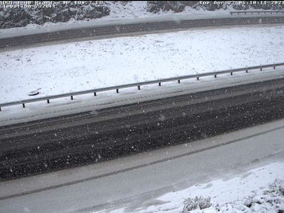 “¡
<b>No estás viendo cosas! Eso es NIEVE en partes del norte de Arizona</b> esta mañana. 
<b>El tráfico es lento en la Interestatal 40 al oeste de Flagstaff</b> esta mañana. ¡Recuerda reducir la velocidad en la nieve!”, alerta 
<a href="https://twitter.com/ArizonaDOT/status/1387035579464917000/photo/3" target="_blank">el Departamento de Transporte Público de Arizona.</a> 
<br>