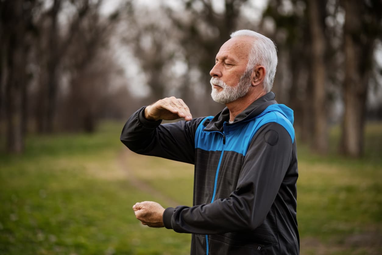 Una buena idea es comenzar una práctica de yoga, chi kung o tai chi, 
<b>disciplinas que favorecen la atención al momento presente</b>. Si ya tienes una práctica en marcha, tómatelo con más calma y mantén las posturas más tiempo. Si es posible, continúa haciendo ejercicio en el exterior, para aprovechar el aire fresco y lo que queda de sol.