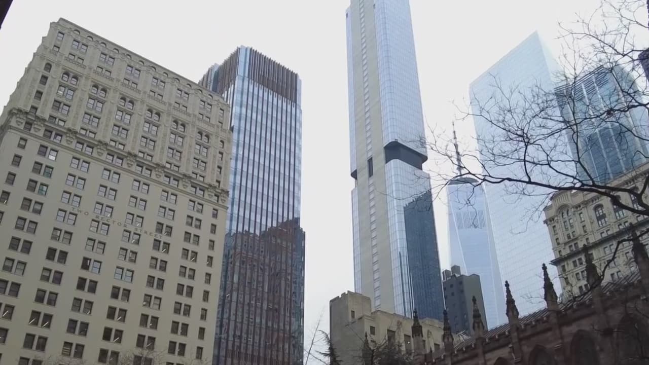 El alcalde de Nueva York, Eric Adams, anunció un plan con el que busca crear 20,000 apartamentos en las zonas empresariales de la ciudad. Según Dan Garodnick, director del Departamento de Planeación Urbana, se tiene “una oportunidad para cambiar las reglas”, pues hay muchas oficinas desocupadas debido al aumento del teletrabajo, y por ello se debe aprovechar esos espacios para ofrecer una vivienda asequible. Asimismo, el funcionario explicó cómo se beneficiarían los dueños de los edificios.