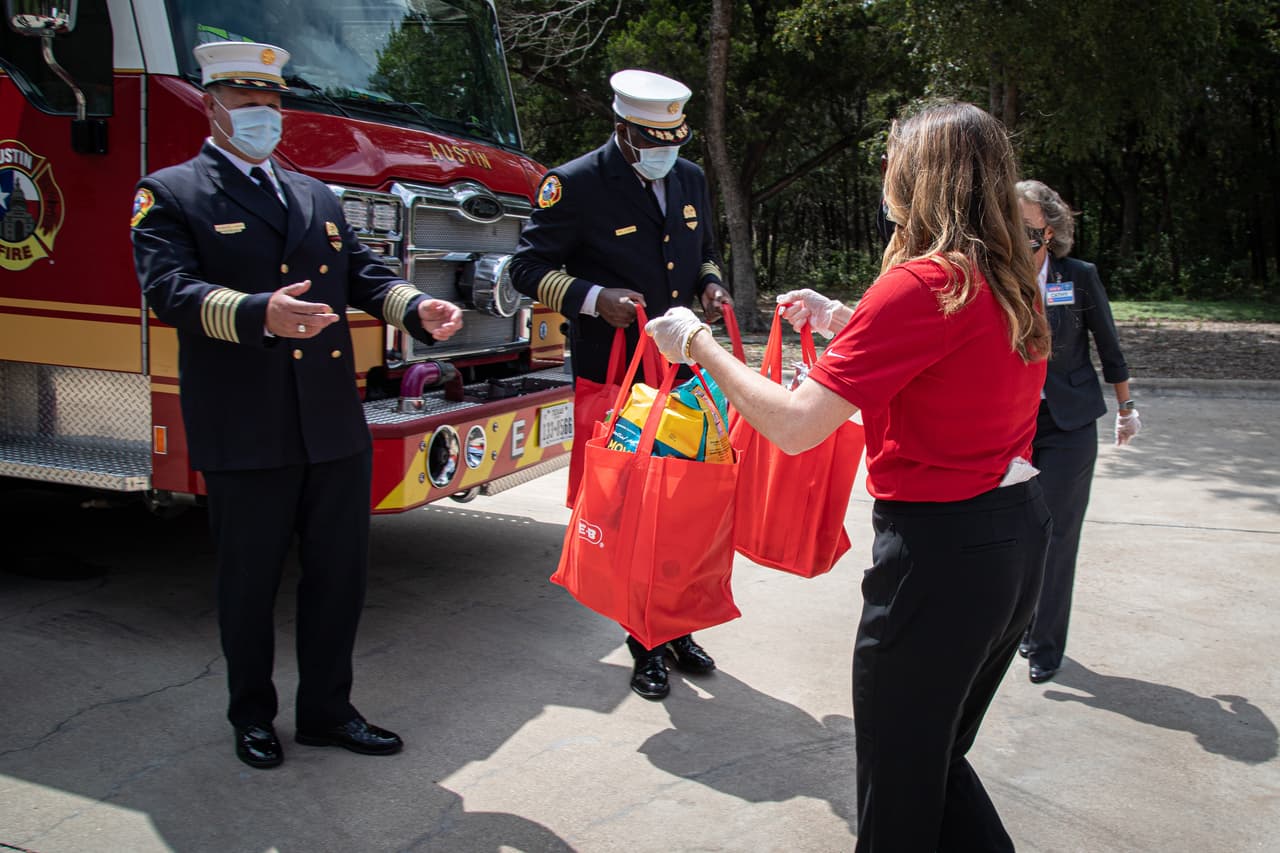 HEB Helping Heroes entregó donaciones de alimentos (cada año, HEB organiza su evento “Helping Heroes” en todo el estado, en honor a los socorristas).