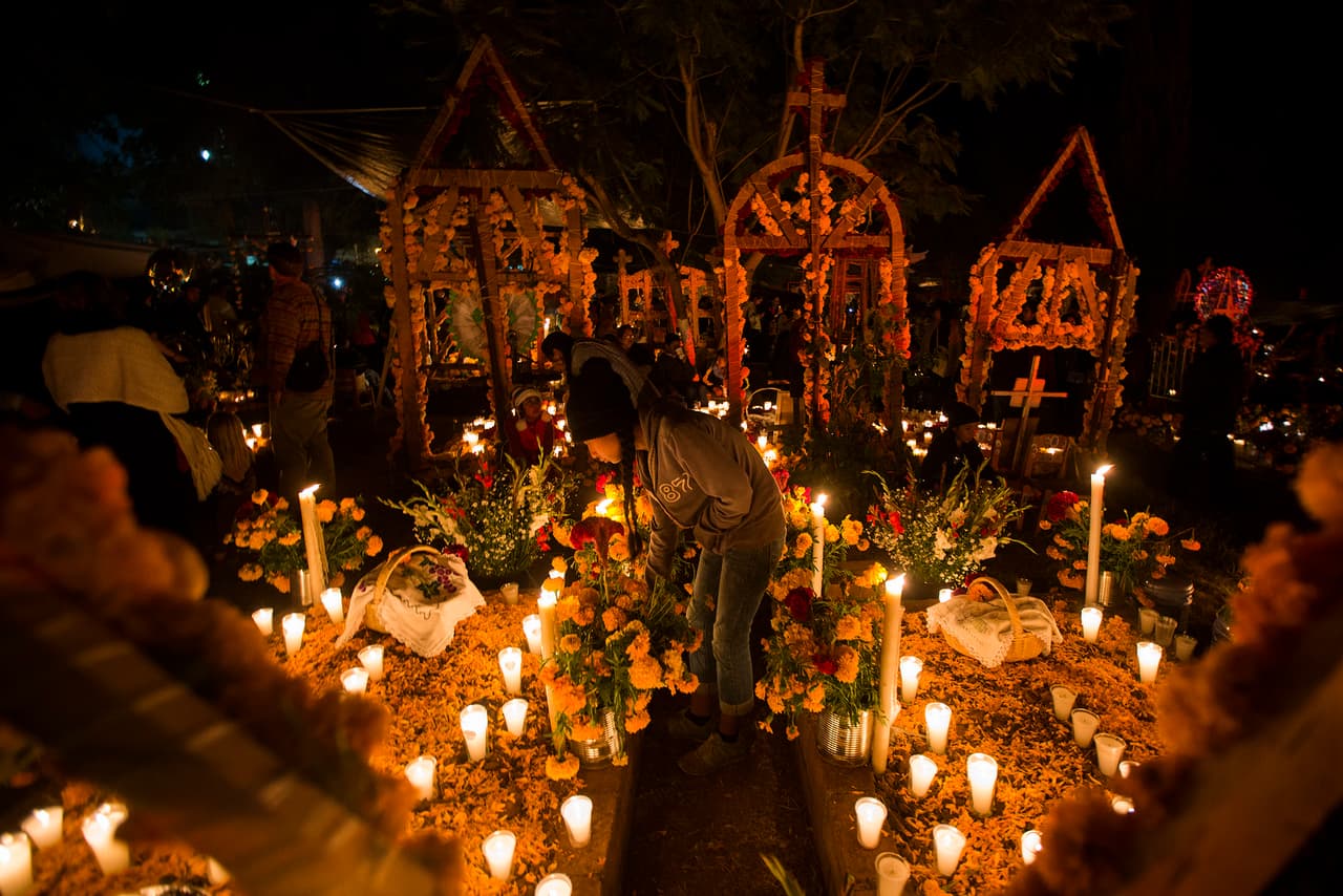 Ella, la reina del Mictlán, le daba la bienvenida a todos aquellos que morían por causas naturales. Pero antes de llegar con ella, los difuntos, ya sean nobles o plebeyos, pobres o ricos, debían atravesar un largo y doloroso viaje por el Camino de los Muertos.