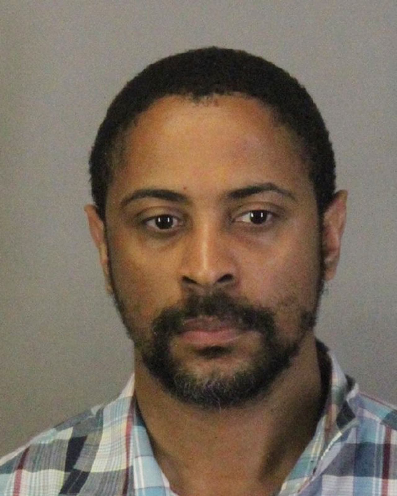 Isaiah Peoples enfrenta ocho cargos por intento de homicidio, uno por cada una de las víctimas atropelladas. Las autoridades dijeron que el sospechoso no contaba con un historial delictivo y que luego de ser dado de baja del Ejército de EEUU con honores, 
<b>trabajó como contratista y auditor financiero para el Departamento de Defensa. </b>Entre el 2006 y el 2008 estuvo registrado como parte de las reservas de las fuerzas armadas estadounidenses.