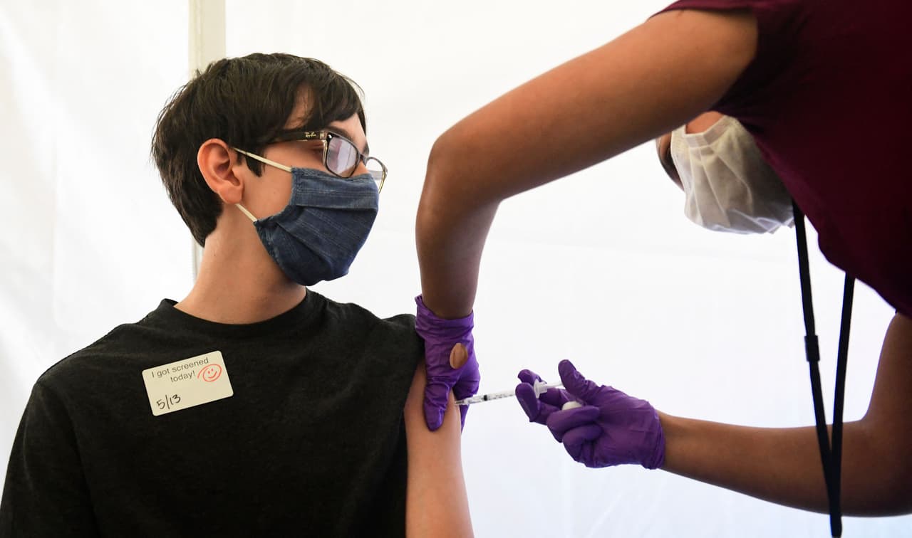 Según la Dra. Masseda, os efectos secundarios de la vacuna son mínimos comparados con los efectos del coronavirus en los menores.