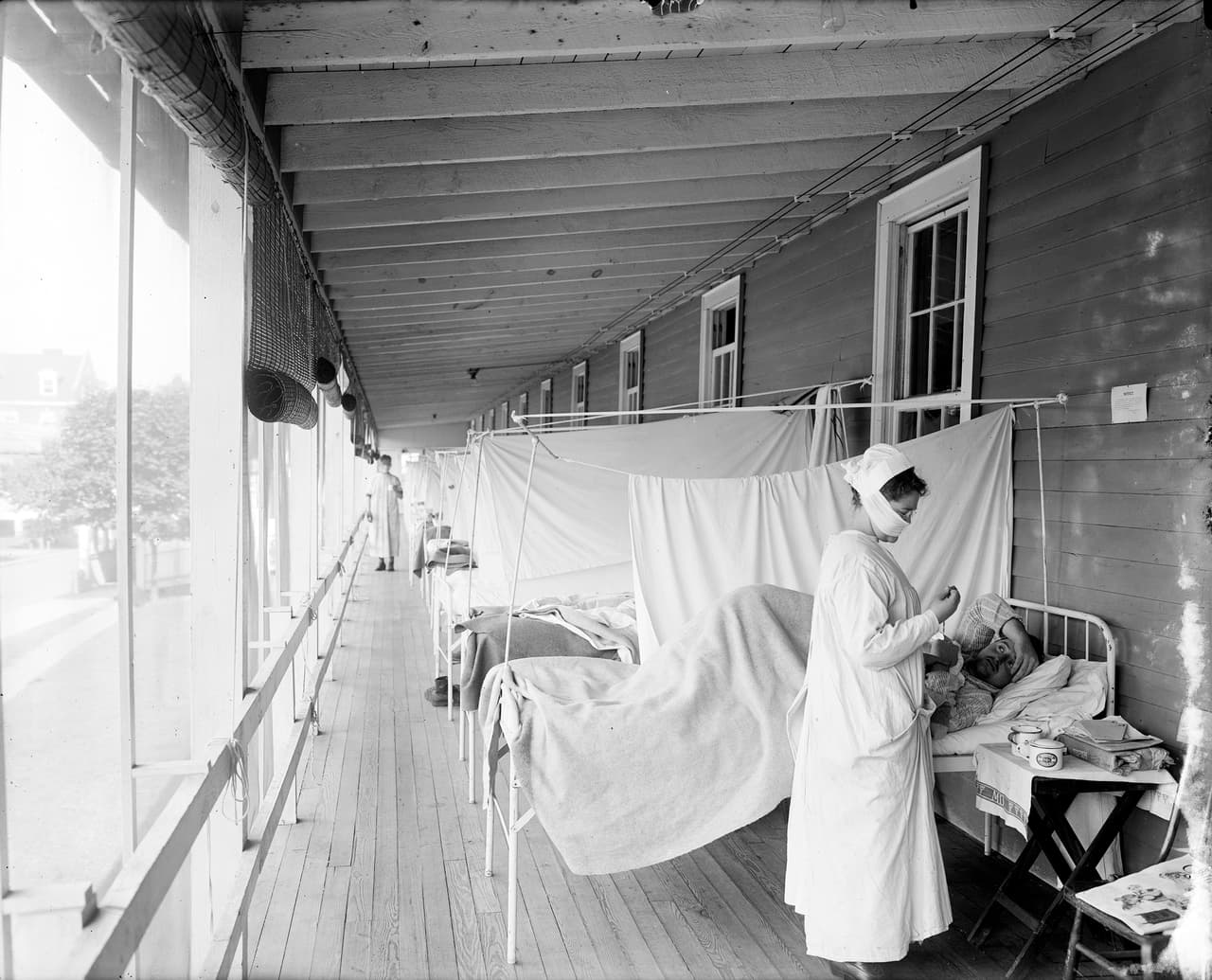 El Hospital Walter Reed, en Washington, DC durante la ‘gripe española’. Allí los pacientes eran colocados en filas de camas en un espacio abierto, separados por sábanas. El origen del virus y su agresividad llevaron a un grupo expertos a recrear el virus en los laboratorios de los CDC y secuenciar su genoma. Su estudio ha dado pistas que ayudan a enfrentar este tipo de pandemias.