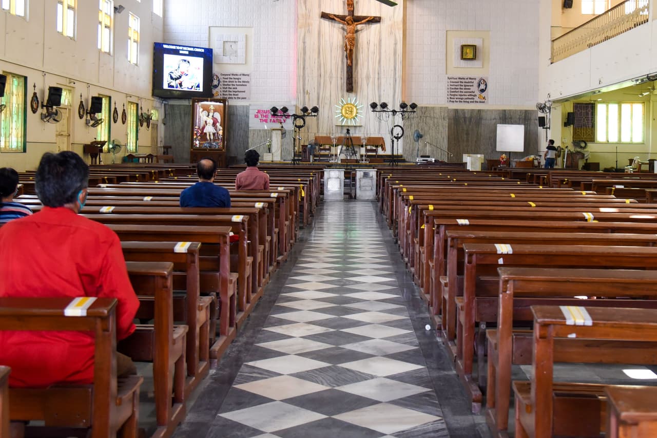 En el número 8 de alto riesgo se encuentran actividades como asistir a un evento cultural o religioso en espacios cerrados. También el ir a casa de amigos, familiares o salir a cantar en grupos lo expone a un alto riesgo de contagios. 
<br>