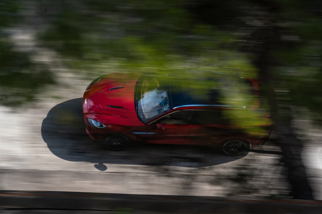 La Aston Martin DBX 2021 debuta en el Auto Show de Los Ángeles 2019.